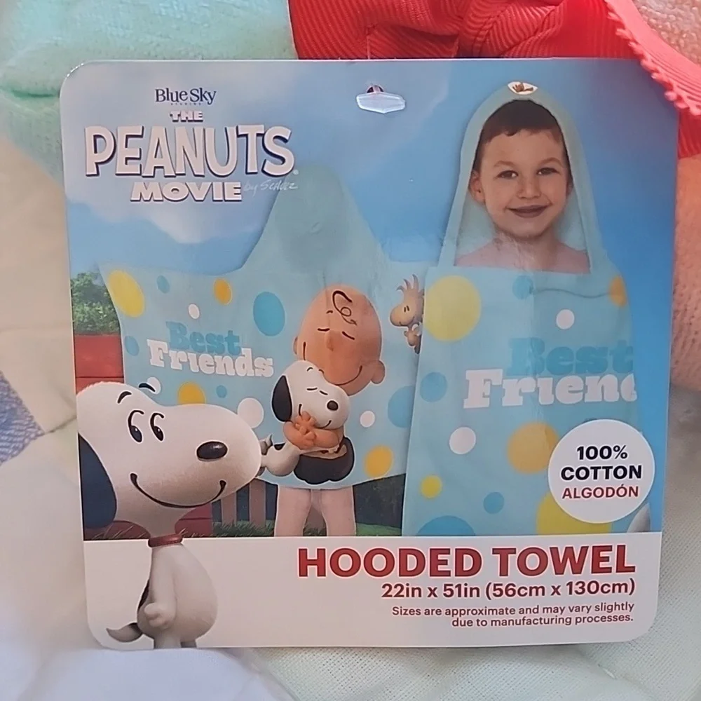 NWT Peanuts hooded towel